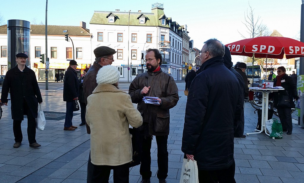Michael Schütze (Mitte) im Gespräch mit Bürgern beim Infostand der SPD Lohbrügge; Photo: Simone Gündüz