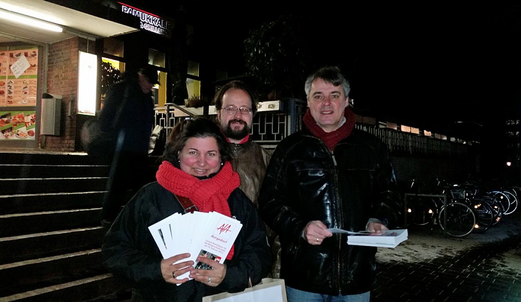Simone Gündüz, Michael Schütze und Gert Kekstadt auf der Lohbrügger Bahnhofsseite mit den AfA-Flyern